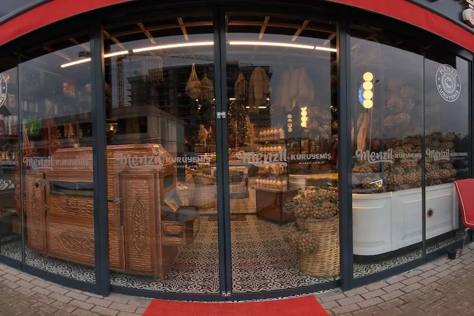 Bursa'da bir kuruyemişçinin vitrini